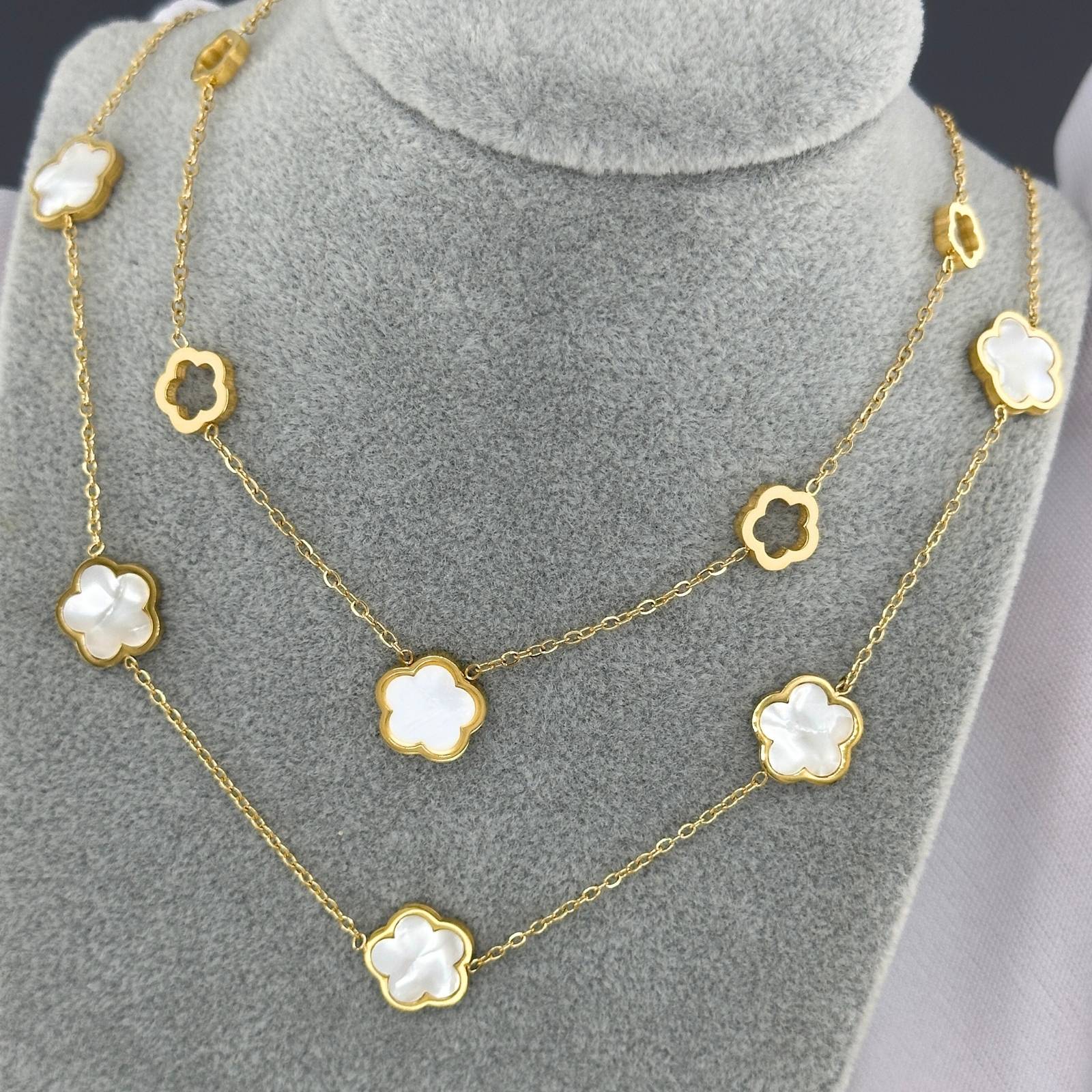 Gold necklace with floral pendants 